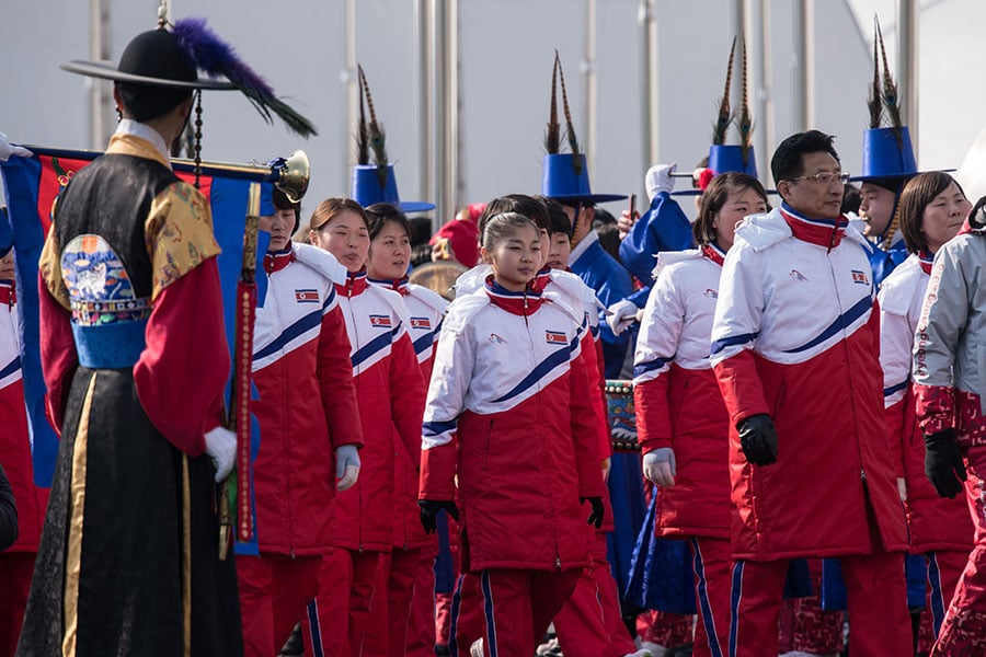 參加南韓平昌冬季奧運會的北韓運動員、啦啦隊、藝術團成員等，都受到嚴密監控，以防投誠事件發生。圖為2018年2月8日，在南韓江陵市的北韓運動員。（ED JONES/AFP/Getty Images）
