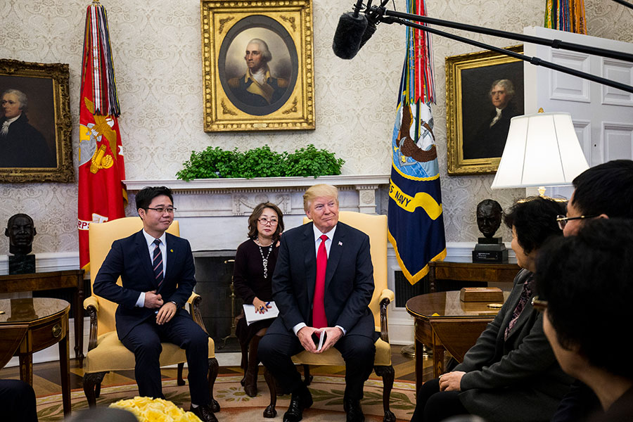 特朗普邀請了池成鎬（左一）和其他脫北者到白宮會晤。特朗普表示，池成鎬的經歷是平壤當局暴行的一個活生生例子。（Zach Gibson-Pool/Getty Images）