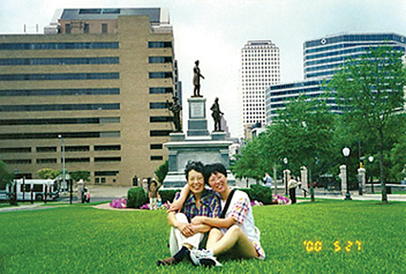 作者（右）和母親在美國德州首府奧斯汀。（作者本人提供）