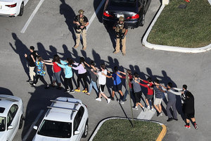 19歲槍手持AR-15在佛州高中掃射 至少17死