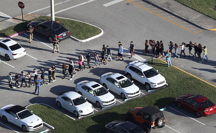 周三（2月14日），一名槍手向佛羅里達州一所高中開槍，造成至少17人死亡。槍手已經被捕。（Joe Raedle/Getty Images）