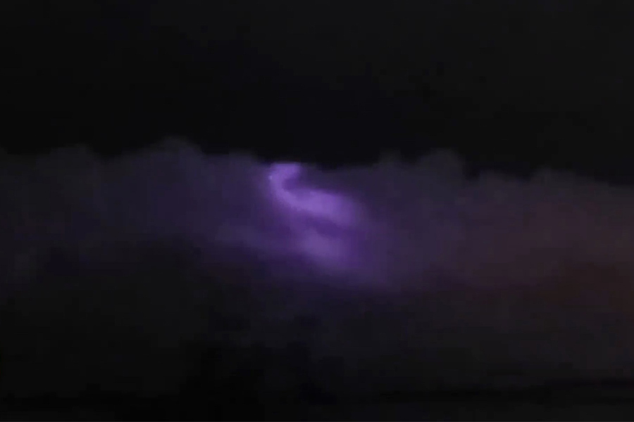 神秘紫光被雲層遮擋，突然消失。（YouTube視像擷圖）