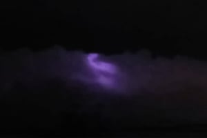 菲律賓天空驚現神秘紫光 來源是謎