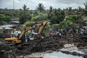 莫桑比克15米高垃圾堆倒塌 掩埋7房屋17死