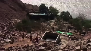 秘魯巴士墜落200米深谷 至少44死