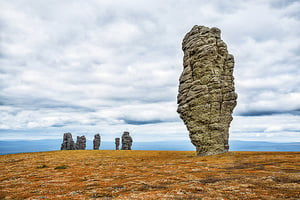 俄羅斯巨型石柱像直立的巨人