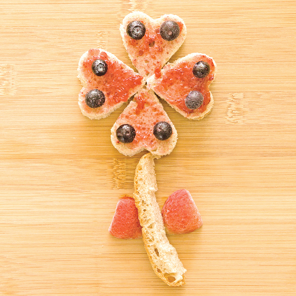 兒童早餐  花朵般的麵包與莓果
