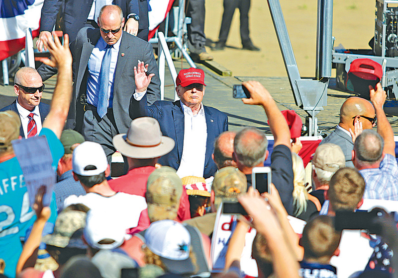 特朗普在華盛頓州舉行競選集會時，向支持者招手。（Getty Images）