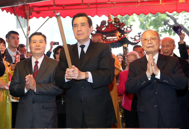 台灣前總統馬英九（中）2月28日上午前往二二八公園內福德宮參香祈福。（中央社）