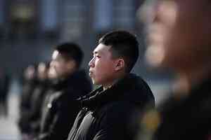 中共兩會 兩女子衝破封鎖在天安門喊冤