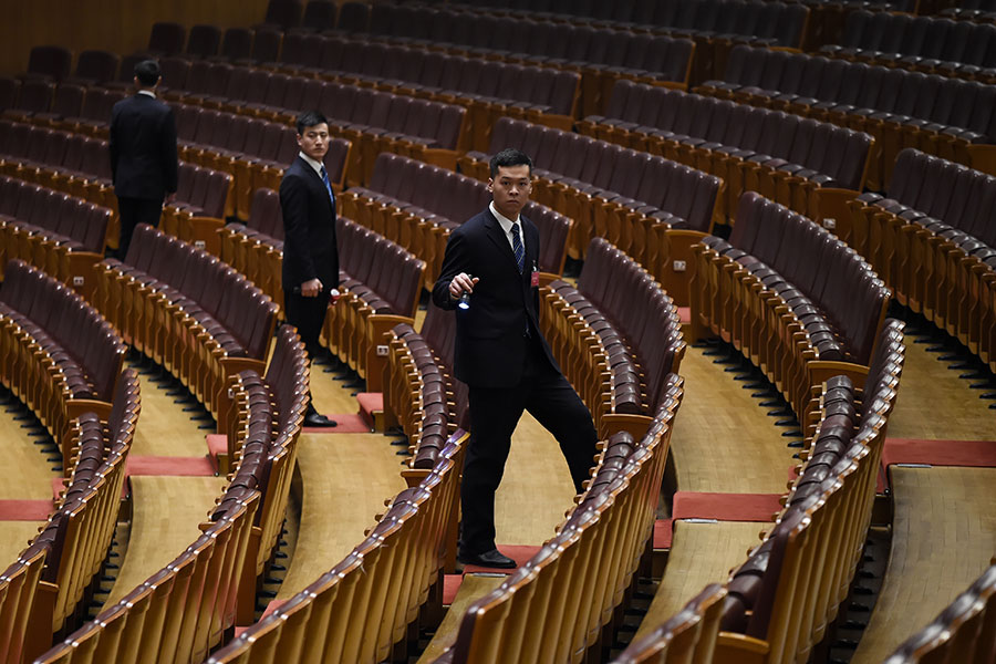 十三屆人大預備會上，前常委王岐山與現6常委並排坐，分析認為其相當於「第八常委」。圖為中共兩會會場。（WANG ZHAO/AFP/Getty Images）
