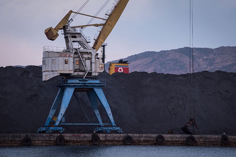 美媒確認，去年10月從俄羅斯霍爾姆斯克港載著北韓煤炭進入南韓港口的兩艘貨輪被確認實際上是中國船。圖為北韓羅先特別市港口的煤炭。（ED JONES/AFP/Getty Images）