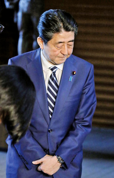 日本首相安倍晉三聲望受挫