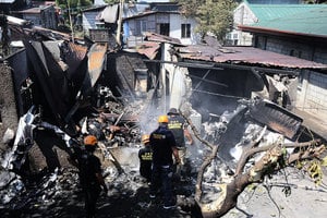 菲律賓小型飛機失事撞民宅 至少7人死亡