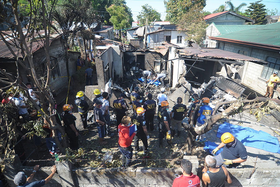 菲律賓17日一架載有5人的小型飛機墜毀在首都馬尼拉北方的住宅區，事件造成7人死亡。（AFP PHOTO/STRINGER）