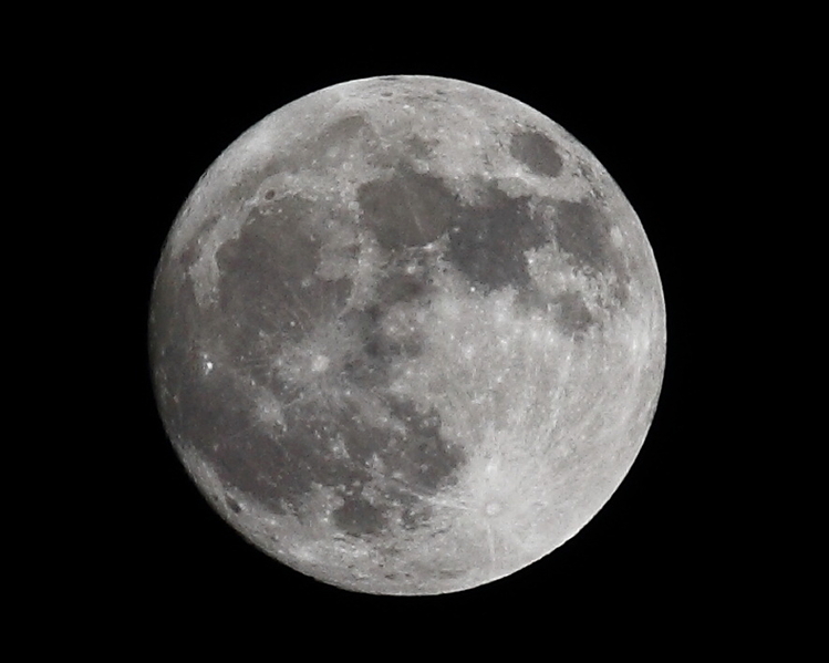 月球背對著我們的一面很粗糙，布滿了隕石坑與環型山。（陳柏州／大紀元）