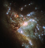哈勃拍攝星系合併 展現宇宙震撼一幕