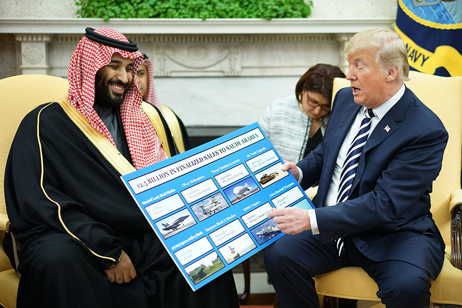 特朗普向記者們展示了幾張圖板，指出一些國防銷售協議正在實現。特朗普透露，有些正在生產中的軍事裝備很快就能夠運輸到沙特。（MANDEL NGAN/AFP/Getty Images）
