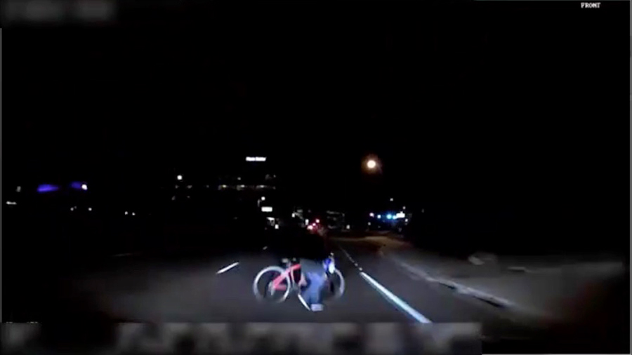 周三晚上，美國亞利桑那州坦佩（Tempe）警方發佈優步（Uber）自動駕駛汽車撞人致死事故的片段。（Tempe警察局Facebook）
