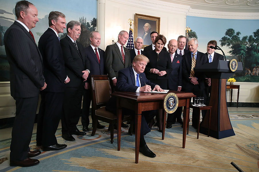 為反制中共當局侵犯美國知識產權，特朗普總統3月22日下午簽署備忘錄。（Mark Wilson/Getty Images）