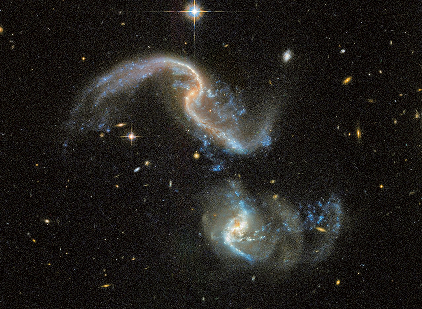 兩星系合併撞出耀眼藍色光芒