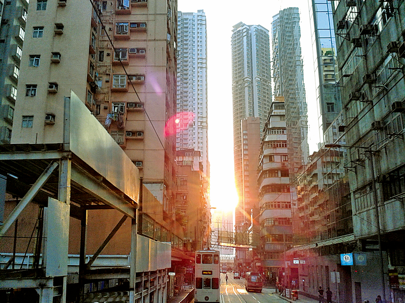 西環街道。絢爛的夕陽，老香港的溫馨。