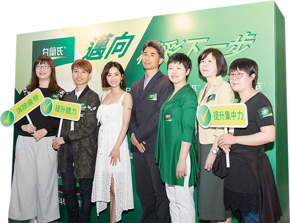 台灣歌手蔡依林（左三）身穿白色吊帶花裙出席健康食品代言活動，大批粉絲到來捧場。（郭威利╱大紀元）