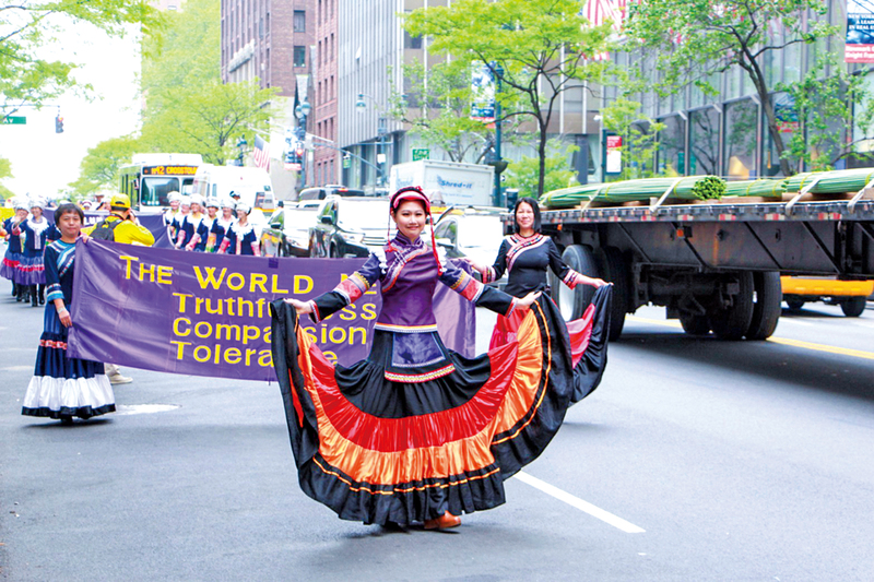 5月13日近萬名來自世界各國、不同族裔的部份法輪功學員齊聚紐約，巡遊慶祝法輪大法洪傳24年。（戴兵、馬有志、愛德華／大紀元）