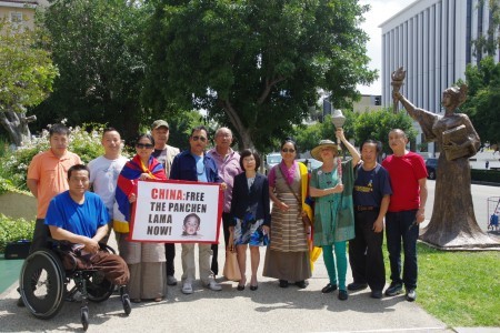 南加藏人協會主席Yangchen Gakyil（前排左二）等也到場支持，並再度為20年前失蹤的當時年僅6歲的十一世班禪喇嘛呼籲。（劉菲/大紀元）
