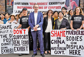 澳洲民眾抗議「真實人體展」