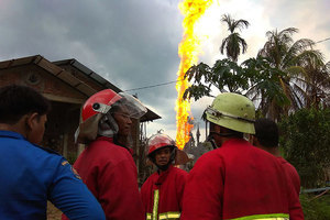 印尼亞齊油井沖天大火 至少15死40傷