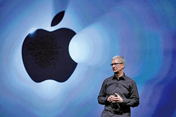主力產品iPhone銷售前景欠佳，蘋果公司股價下挫。(Justin Sullivan/Getty Images)