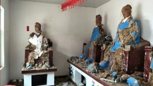 河南民眾砸毛澤東塑像 十幾塑像被砸體無完膚