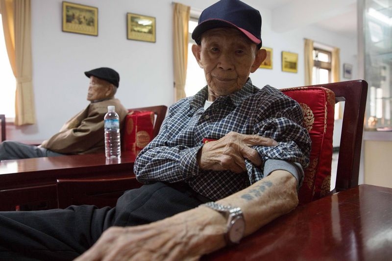 87歲的張文業，左手自由鳥、右手「肅清共匪」字樣，隨時間流逝，刺青早已褪色，他是台灣為數不多韓戰老兵之一。（中央社）