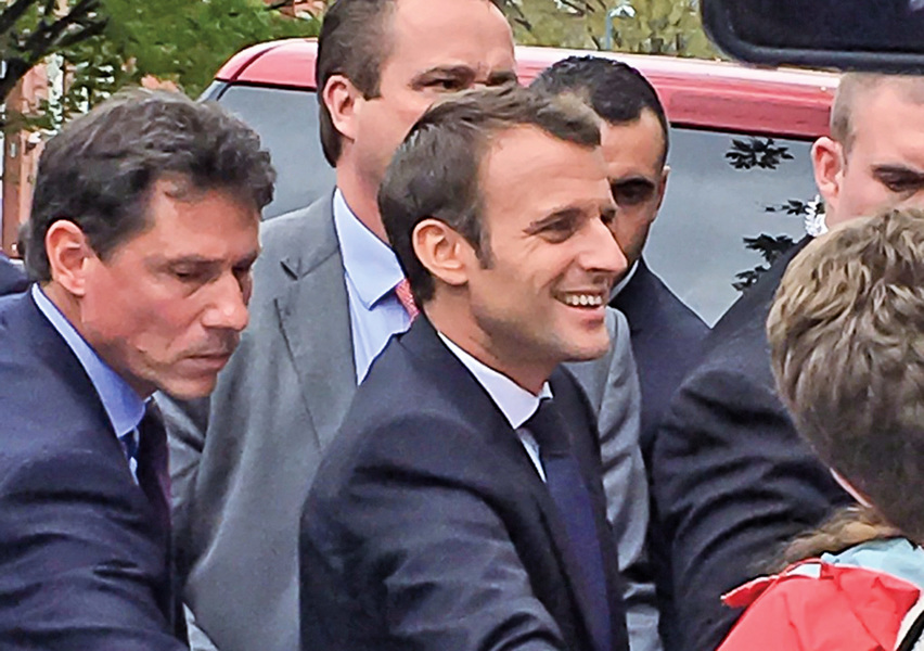 法國總統訪美插曲  法輪功學員向馬克龍送祝福
