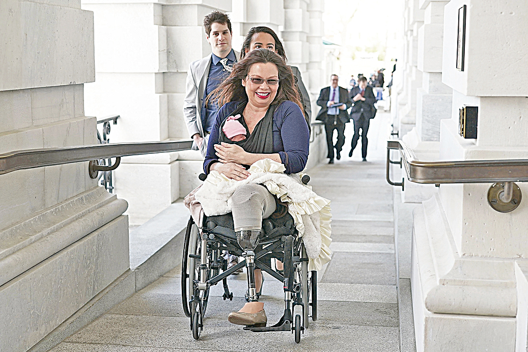 達克沃斯19號抱著出生10天的女兒麥莉在參議院投票。（Getty Images）