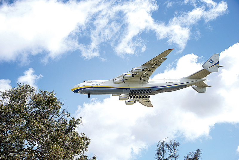 世界上最大飛機安托諾夫An-225「夢想式」運輸機首次在珀斯國際機場降落。（林文責／大紀元）