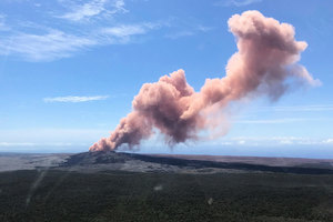 夏威夷火山噴發 熔岩湧上街 萬人緊急撤離