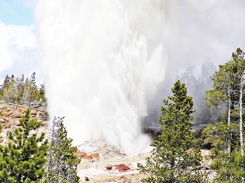 黃石公園世上最大間歇泉 6周內3次噴發