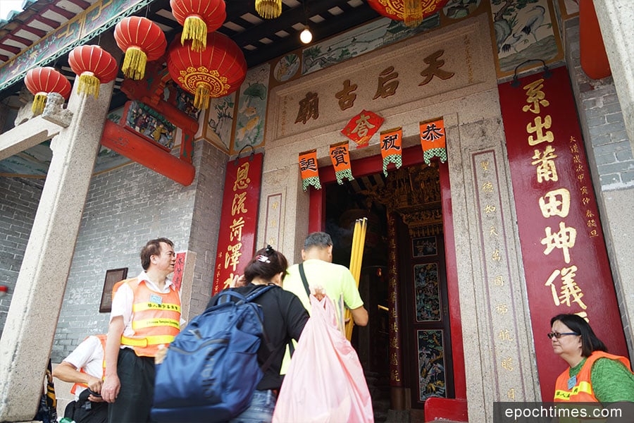 市民到香港最古老的西貢大廟灣天后廟上香。（曾蓮／大紀元）