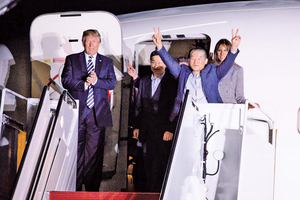 被北韓拘留三名韓裔美國人質返國 特朗普親臨機場迎接