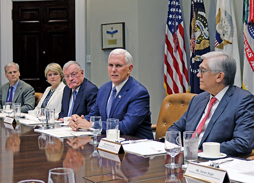 美國副總統彭斯5月9日下午在白宮會見了美洲委員會董事會成員。（亦平／大紀元）