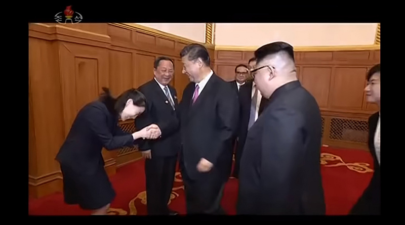 北韓領導人金正恩再度攜其妹金與正訪華。北韓官媒的視頻顯示，金與正與習近平握手時，兩度近90度鞠躬。（視像擷圖）