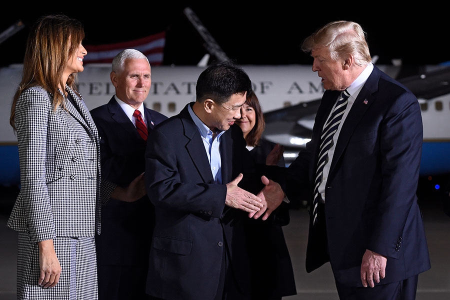 圖為5月10日，梅拉尼婭和特朗普總統在馬里蘭州安德魯空軍基地歡迎從北韓獲釋的三名美國人質。（SAUL LOEB/AFP/Getty Images）