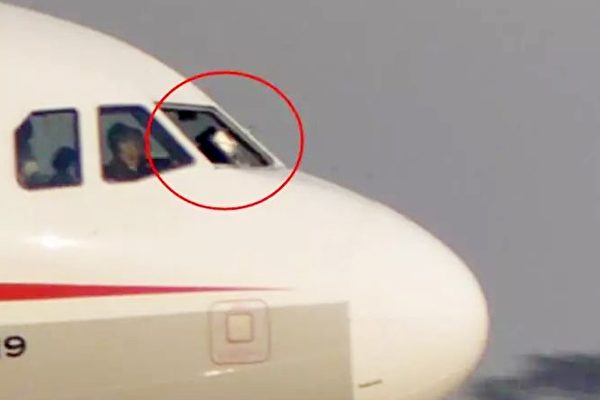 四川航空駕駛艙「擋風玻璃」爆裂迫降事故更多細節曝光：空姐和手推車飛半空，飛機兩分鐘急降2200米。（視像擷圖）