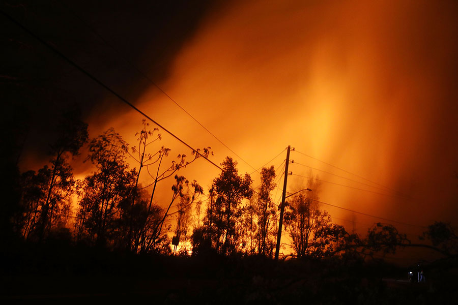 周三下午，火山熔岩噴發，並將煤渣般的灰燼拋到周圍叢林裏，引發森林火災。（Mario Tama/Getty Images）