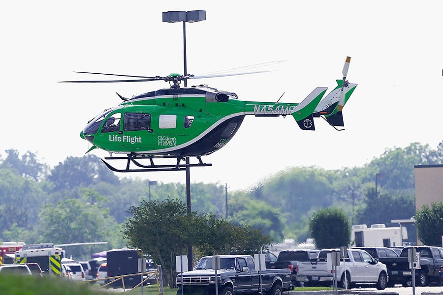 當地時間周五（5月18日）早上，美國德克薩斯州侯斯頓附近一間高中發生槍擊血案。警方確認10人死亡。（DANIEL KRAMER/AFP/Getty Images）