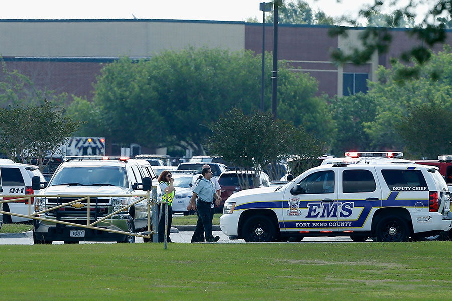 當地時間周五（5月18日）早上，美國德克薩斯州侯斯頓附近一間高中發生槍擊血案。警方確認10人死亡。（Bob Levey/Getty Images）