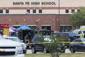 德州高中爆槍案10死多傷 校內外現爆炸物