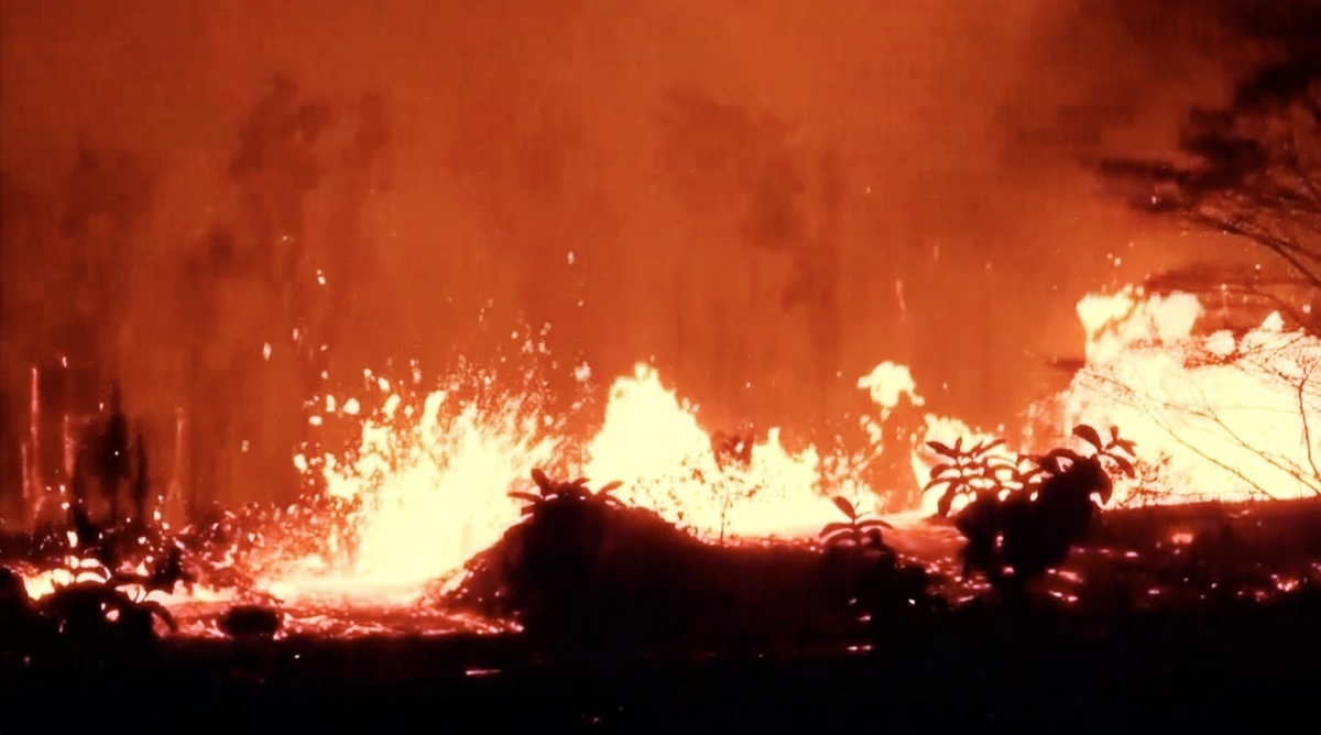 美國夏威夷基拉韋厄火山5月17日開始爆炸性噴發，火山灰被噴到9千多米的高空，場面蔚為壯觀。（視像擷圖）